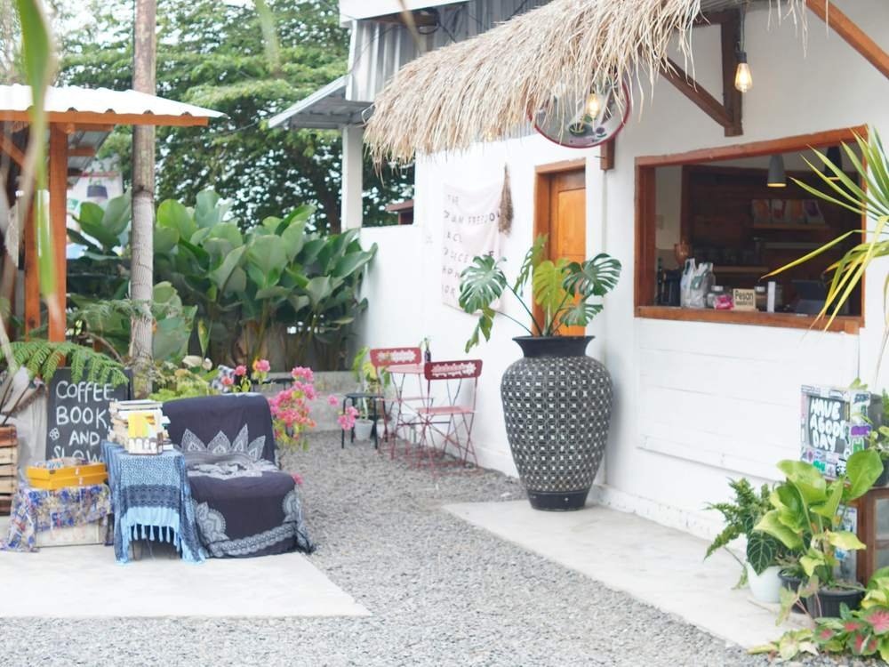 The HAYY DAPOER front yard with a reading sofa, the bar and plants